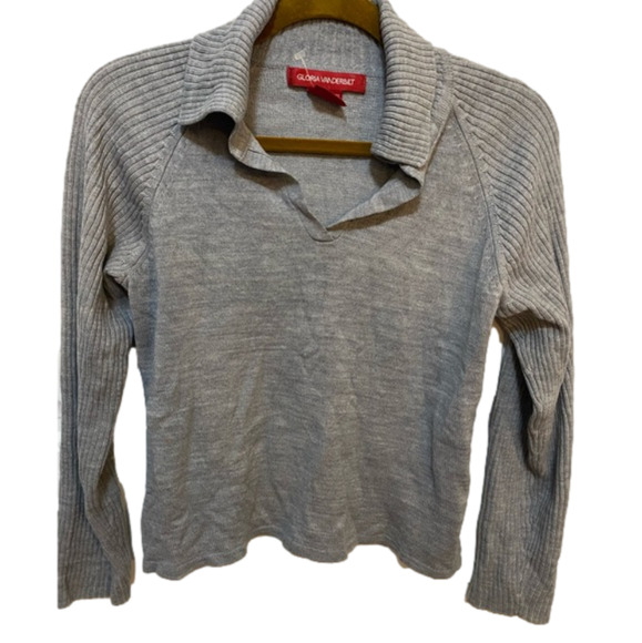 Gloria Vanderbilt Sweaters - Gloria Vanderbilt polo style v neck cropped sweater